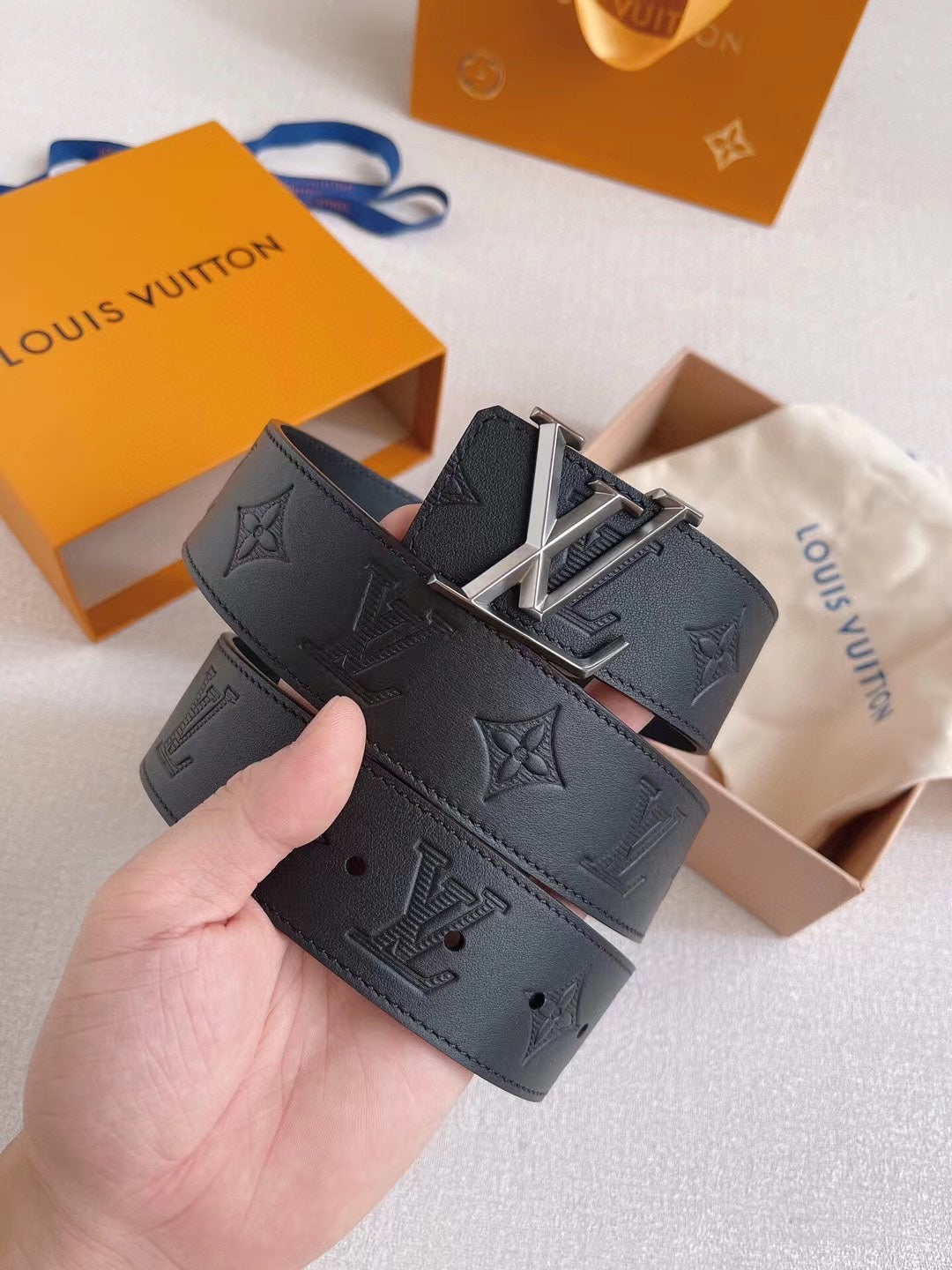 LOUIS VUITTON LV 25S BELT 40 MM IN BLACK CALFSKIN 593215