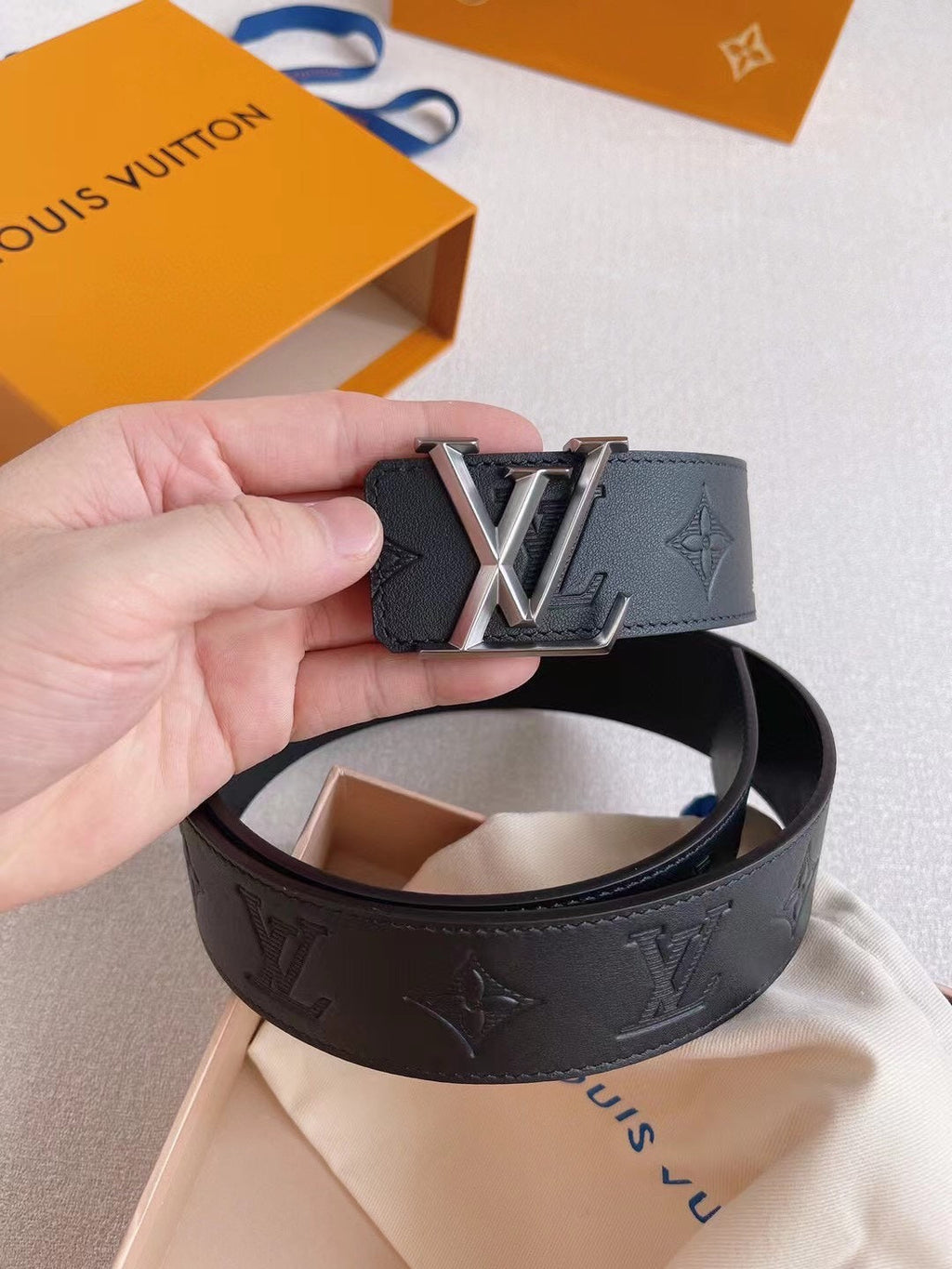 LOUIS VUITTON LV 25S BELT 40 MM IN BLACK CALFSKIN 593215