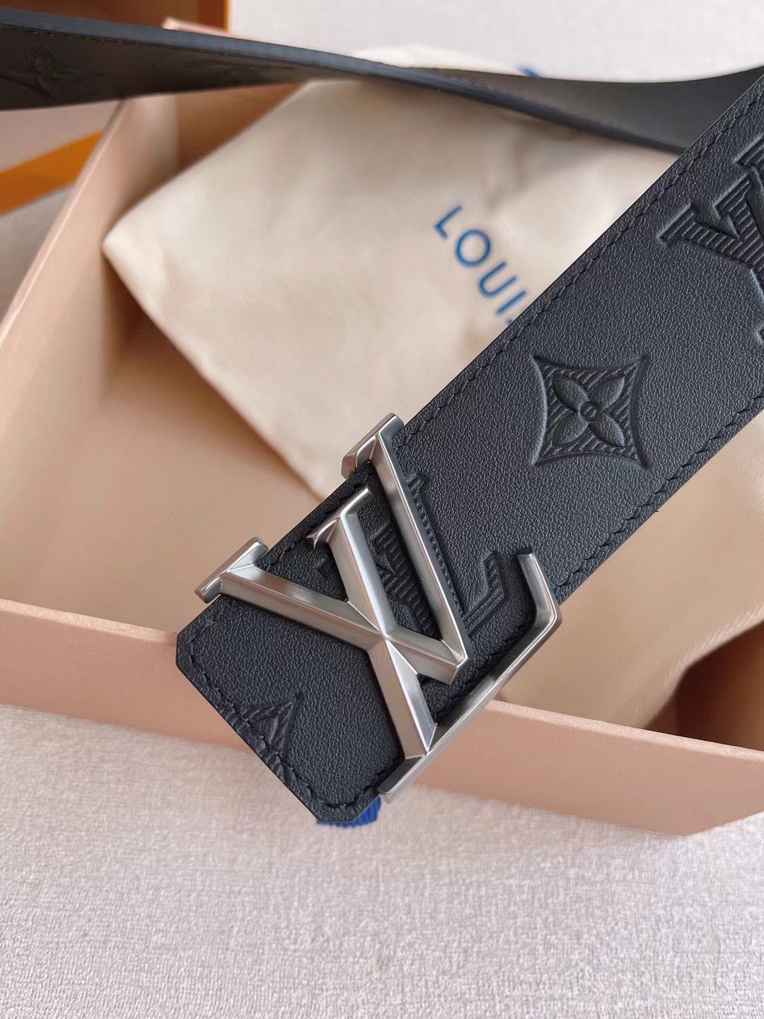 LOUIS VUITTON LV 25S BELT 40 MM IN BLACK CALFSKIN 593215